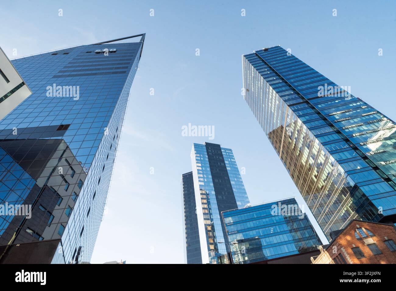Tallinn, Estonie, 5 juillet 2026, perspective à faible angle regardant vers les gratte-ciel modernes en verre du quartier des affaires de Tallinn, mettant en vedette la réflexion Banque D'Images