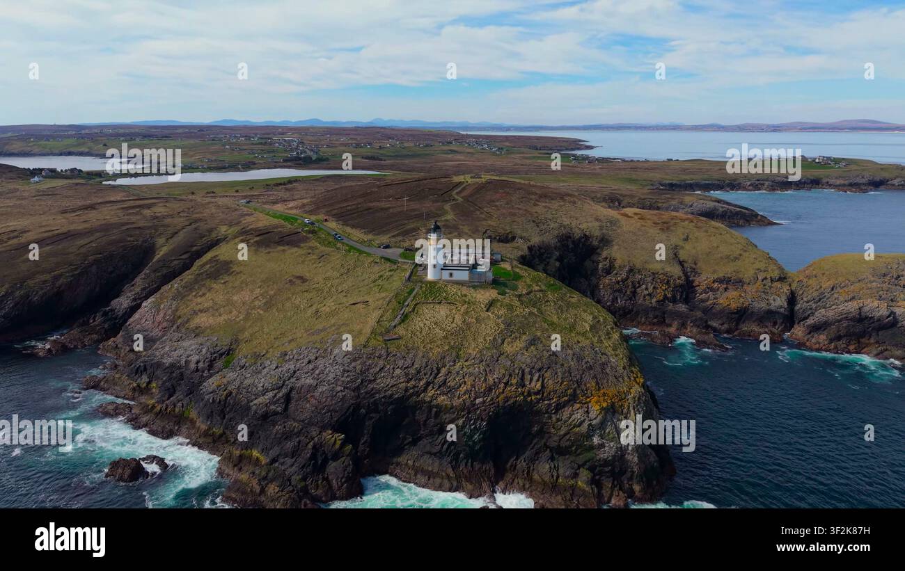 DUNNET HEAD, ÉCOSSE - 12 JUIN 2024 : Une vue panoramique aérienne étendue du phare de Dunnet Head sur le bord de la falaise verte surplombant l'océan en aucun Banque D'Images
