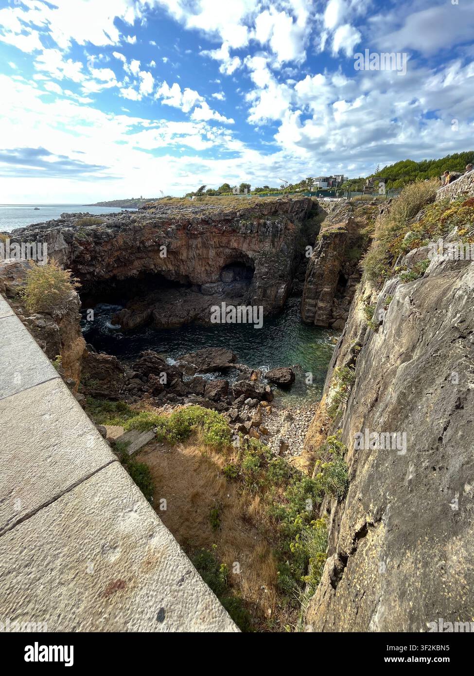 Vue aérienne d'une grotte volcanique spectaculaire et de falaises de basalte stratifiées le long de la côte escarpée de l'île de Madère, au Portugal, avec les eaux de l'océan Atlantique en dessous. - Image de stock capturée avec un smartphone
