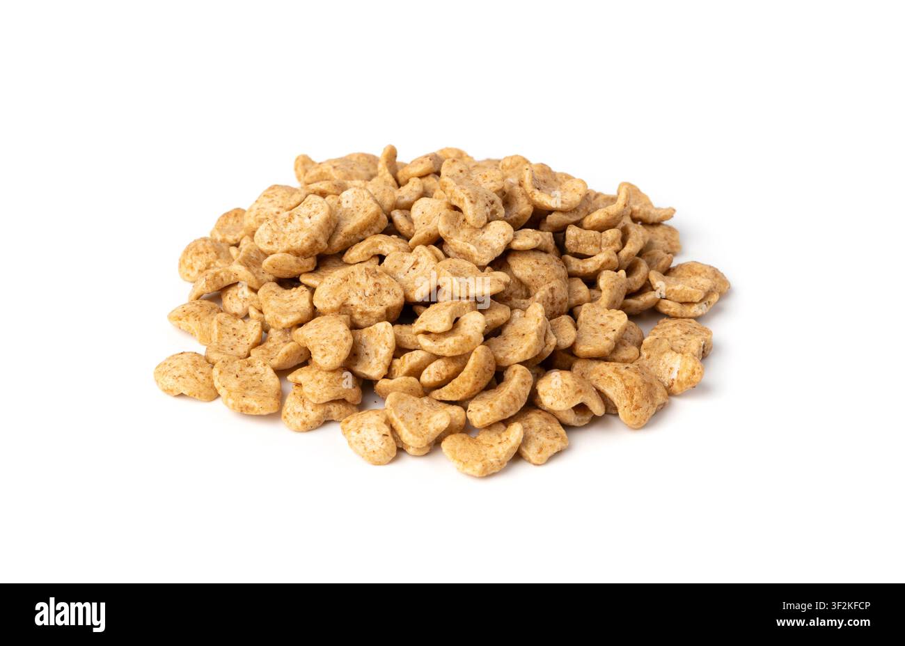 Flocons de céréales au chocolat isolés, petit-déjeuner croustillant au riz. Tas de maïs et de cornflakes au chocolat, céréales au caramel pour le petit-déjeuner, gros plan sur fond blanc Banque D'Images
