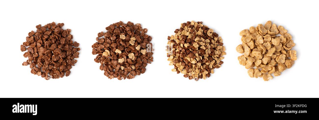 Flocons de céréales au chocolat isolés, petit-déjeuner de riz croustillant. Tas de maïs et de céréales au chocolat, céréales au caramel en gros plan sur fond blanc à Banque D'Images