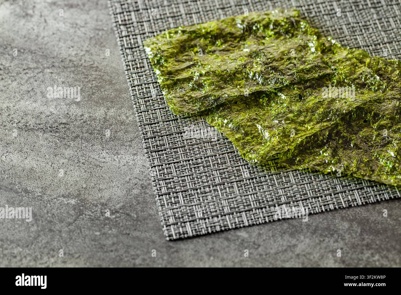 feuilles de nori vert séchées sur une table, mise au point sélective Banque D'Images