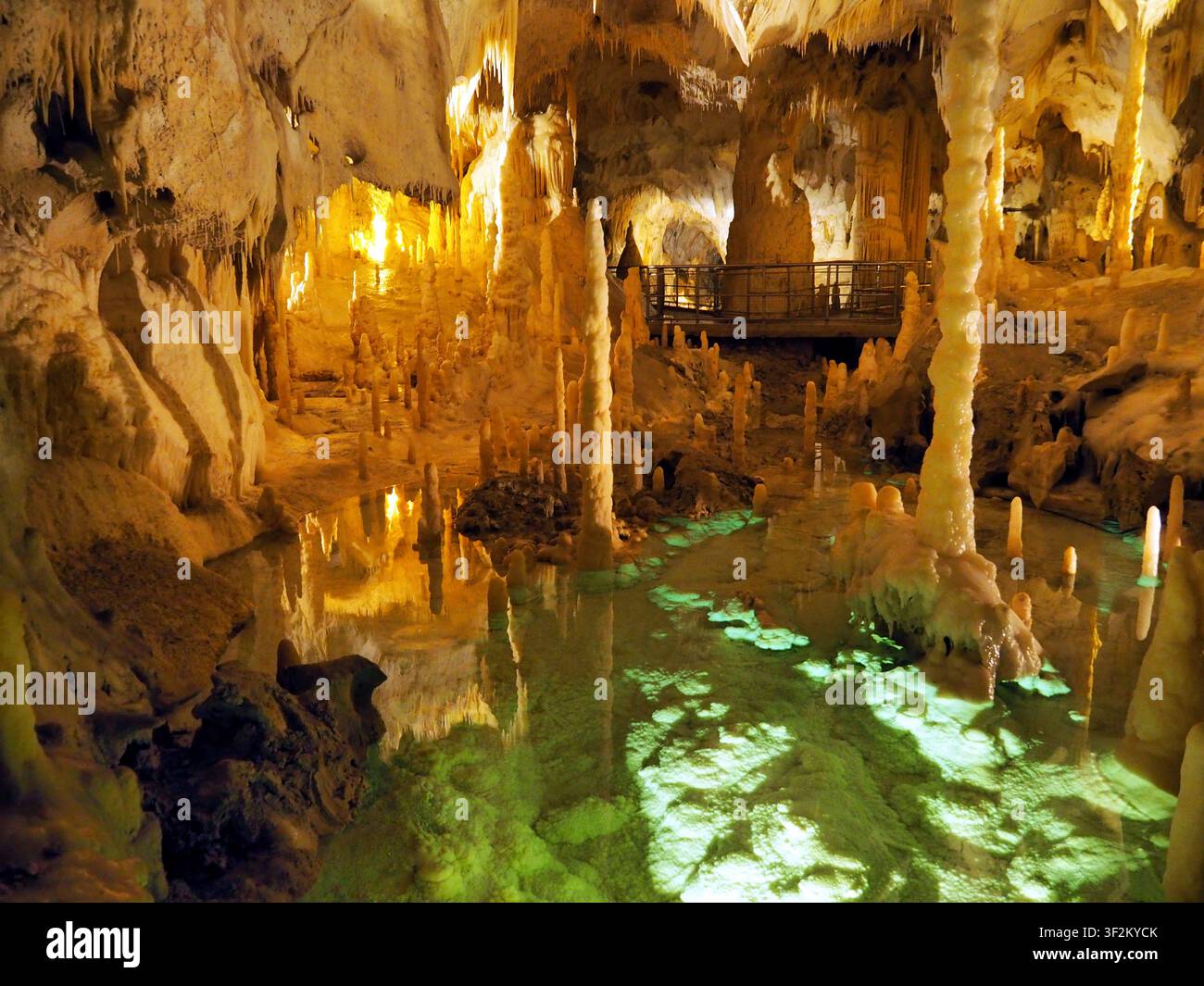 Genga, Italie, 11/07/2018 Description : Stalactites et Stalagmites reflétées dans l'eau à l'intérieur des grottes de Frasassi, en Italie. Banque D'Images