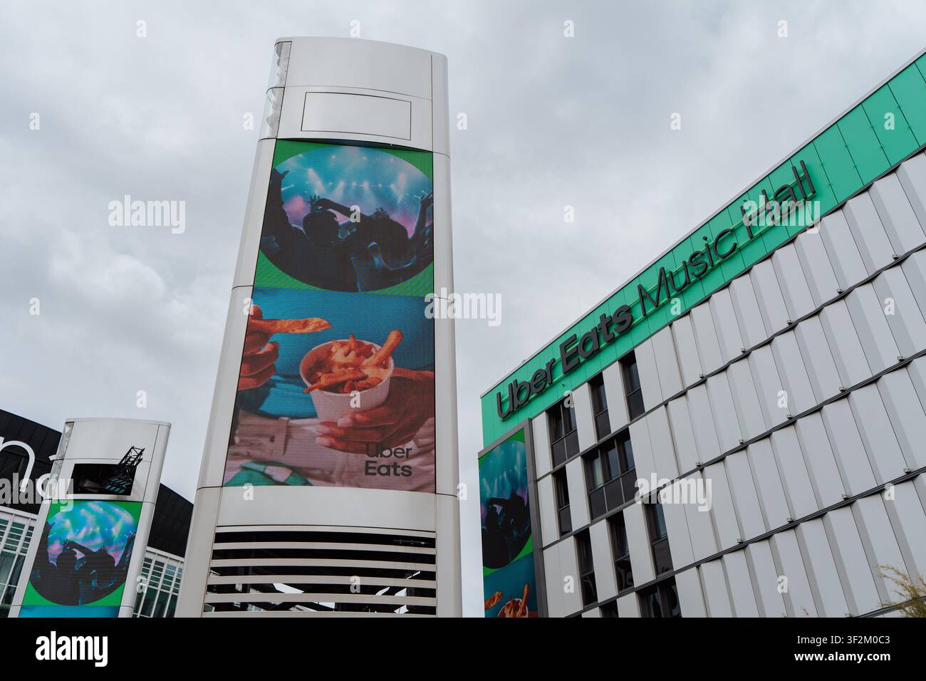 Berlin, Allemagne, 15.07.26, Vue extérieure de l'Uber Arena à Uber Platz à Berlin-Friedrichshain, Allemagne. Des piétons et des cyclistes passent devant l'entrée principale Banque D'Images