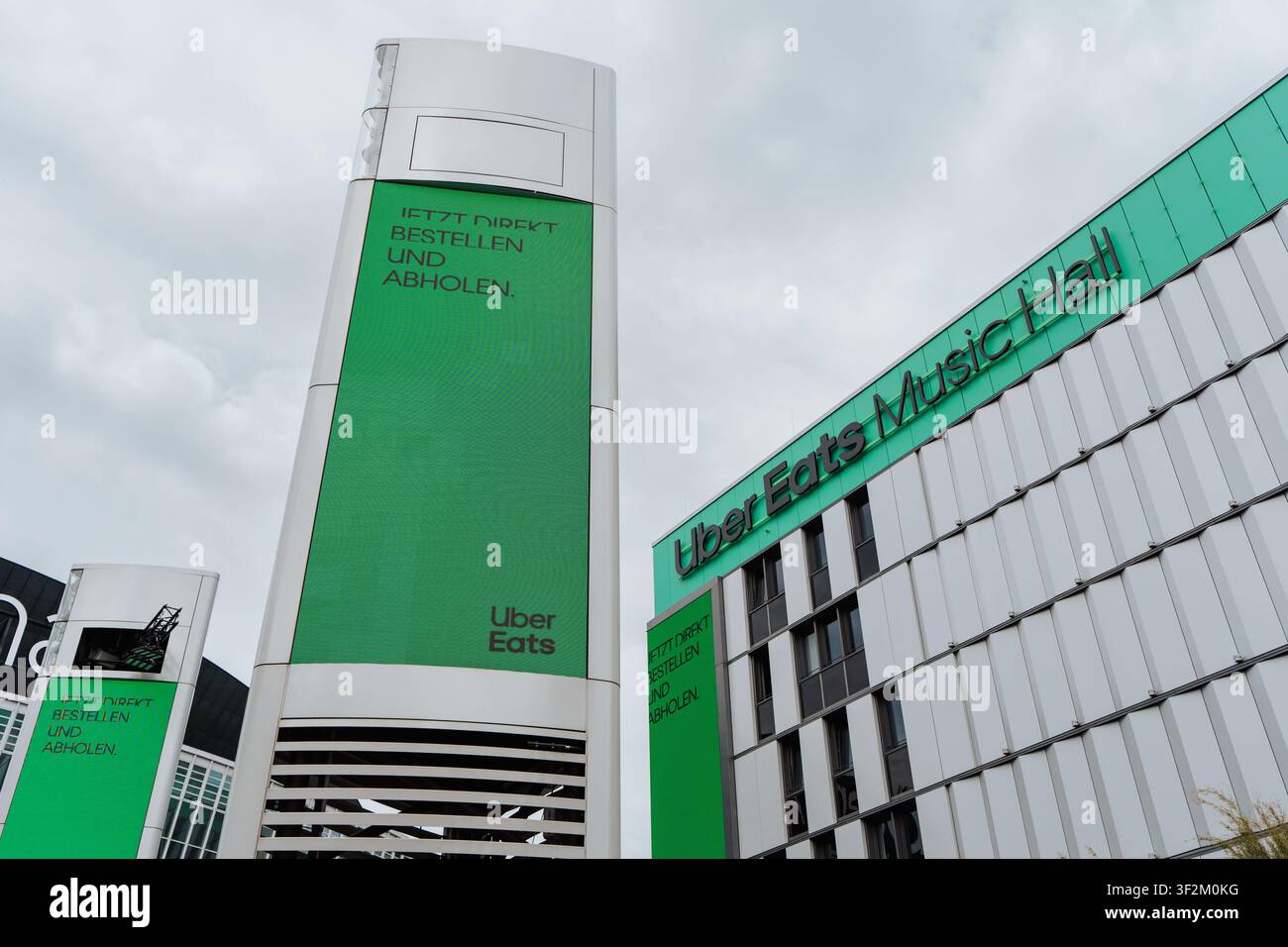 Berlin, Allemagne, 15.07.26, La publicité numérique Uber Eats est affichée sur des colonnes médiatiques à côté de l'Uber Eats Music Hall à Uber Platz à Berlin-Friedri Banque D'Images