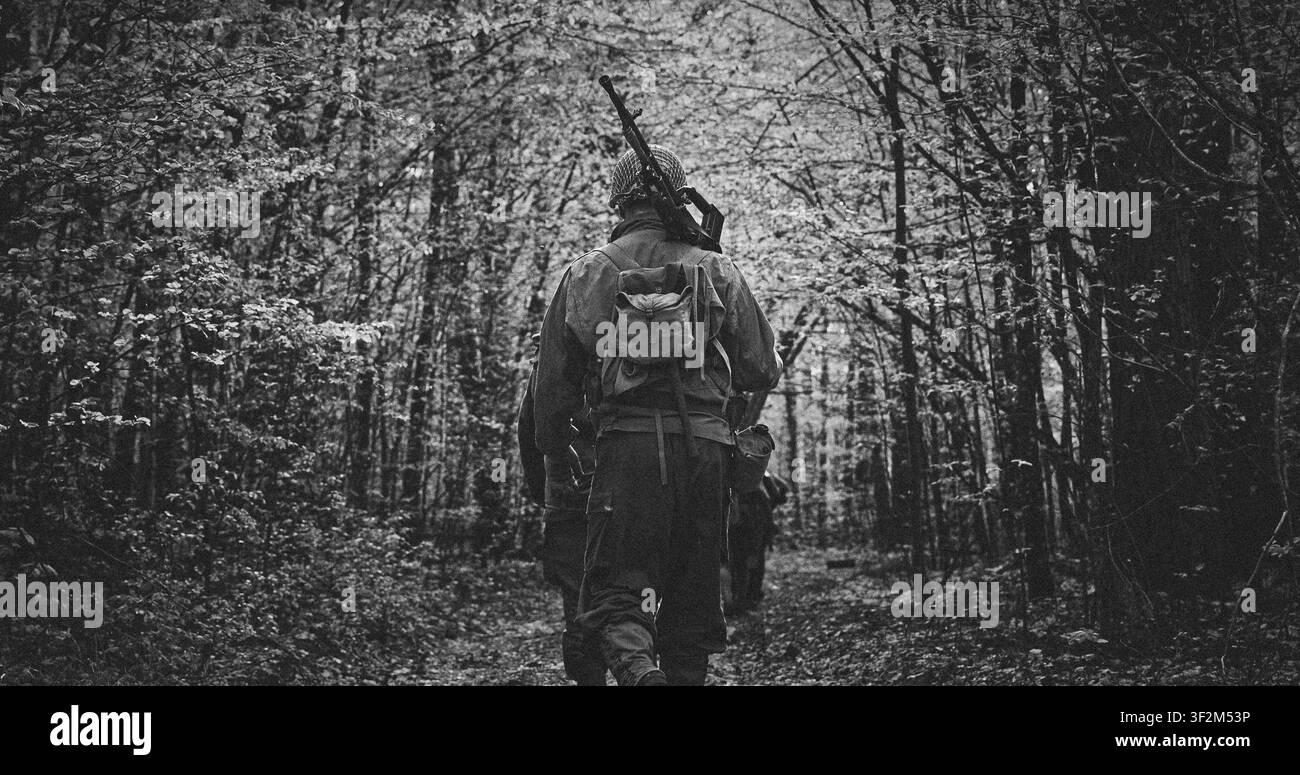 Illustration en noir et blanc d'un soldat dans une forêt Banque D'Images