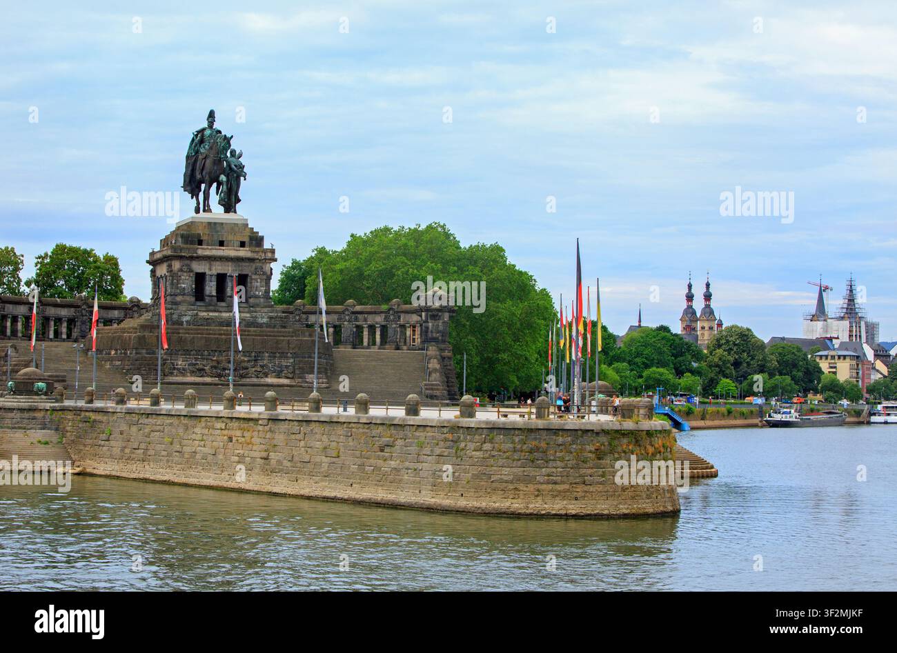 Deutsches Eck à Coblence sur la Moselle et le Rhin avec la statue équestre de Guillaume I à l'angle. Banque D'Images