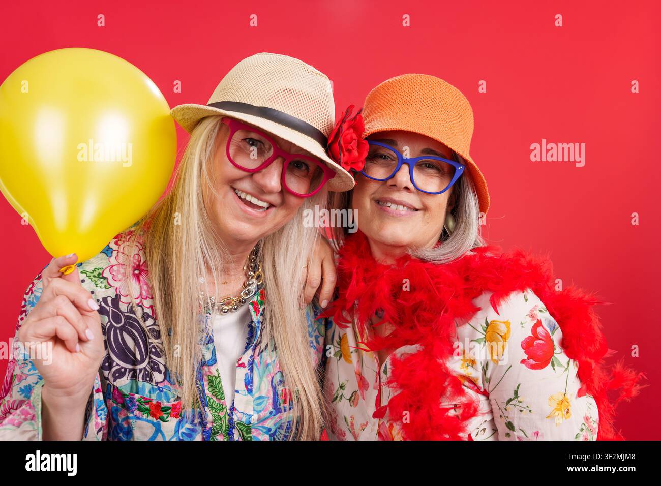 Femmes mûres heureuses profitant d'une fête, embrassant une longévité active Banque D'Images