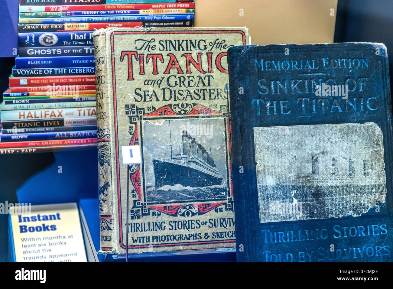 Livres historiques et modernes sur le naufrage du RMS Titanic, y compris la première édition de *The Sinking of the Titanic and Great Sea Disasters*, publiée en 1912, exposés au Maritime Museum of the Atlantic à Halifax, en Nouvelle-Écosse, Canada. Halifax, Nouvelle-Écosse, Canada Banque D'Images
