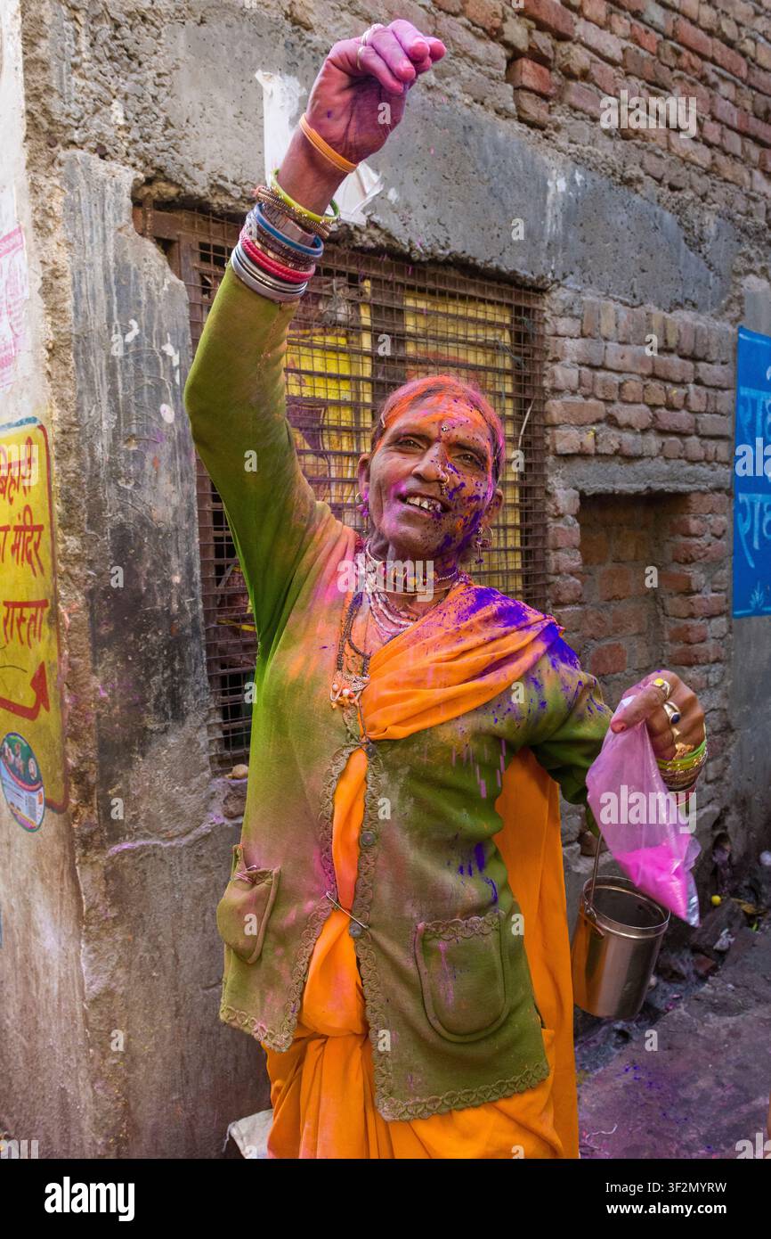 Ancien dévot lançant de la poudre colorée pour célébrer Holi, le Festival des Couleurs, à l'extérieur du temple Banke Bihari, Vrindavan, Mathura, Uttar Pradesh, Inde. Banque D'Images