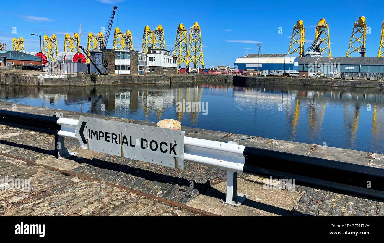 Structures de tours treillis à trois pieds jaunes connues sous le nom de fondations « jacket » étant fabriquées pour un projet éolien offshore, quais de Leith à Édimbourg, Écosse Banque D'Images