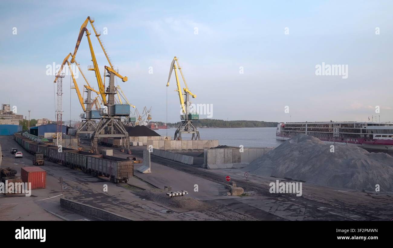 Scène de manutention de fret. Terminal maritime efficace avec machines lourdes et systèmes de convoyage au coucher du soleil. Créatif Banque D'Images