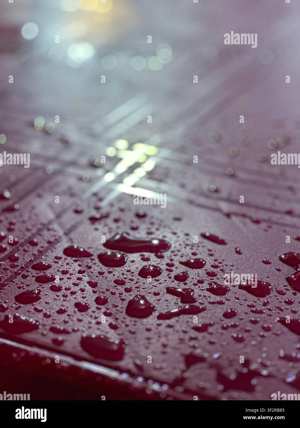 Macro rapprochée des gouttelettes d'eau sur une surface texturée humide avec réflexion de lumière vive, Johor Bahru, Malaisie. - Image de stock capturée avec un smartphone