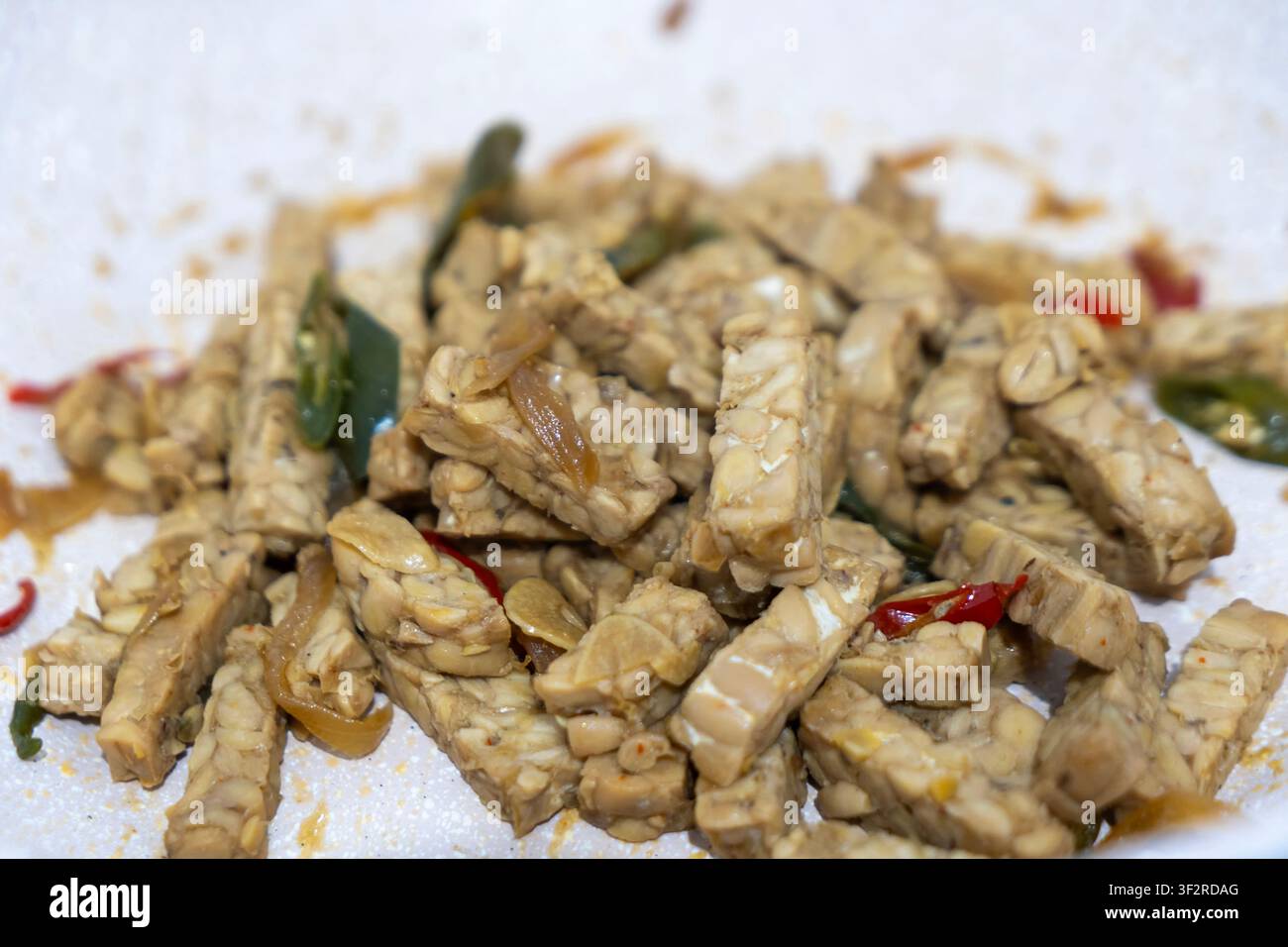 cuire du tempe ou du tempeh dans la poêle Banque D'Images