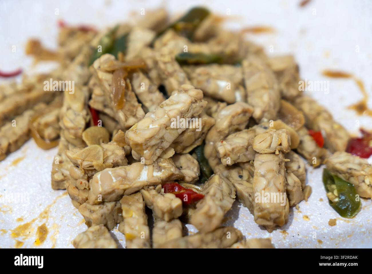 cuire du tempe ou du tempeh dans la poêle Banque D'Images