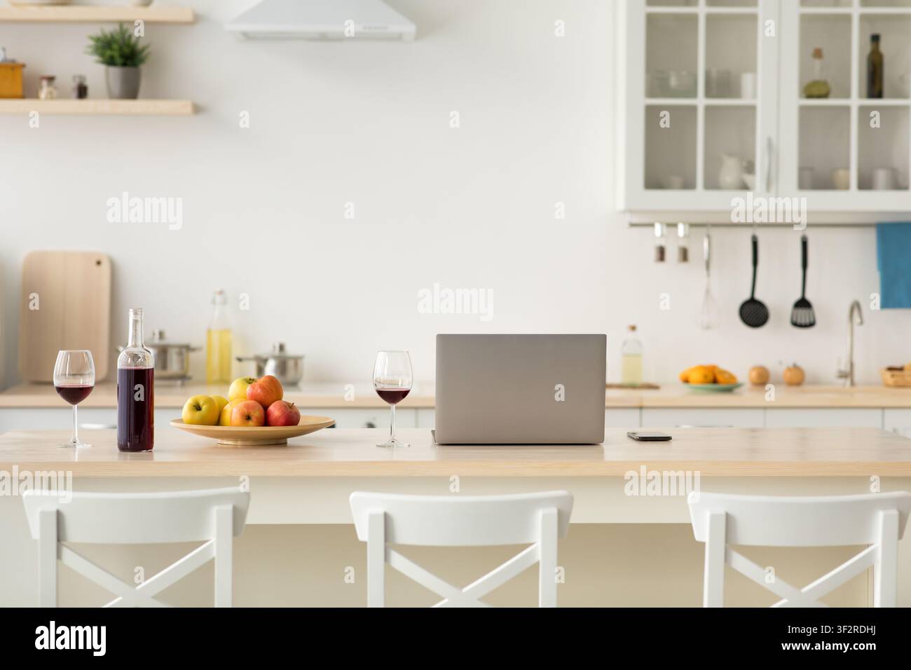 Style scandinave minimaliste, décor de cuisine, espace de travail et romantique pour deux Banque D'Images
