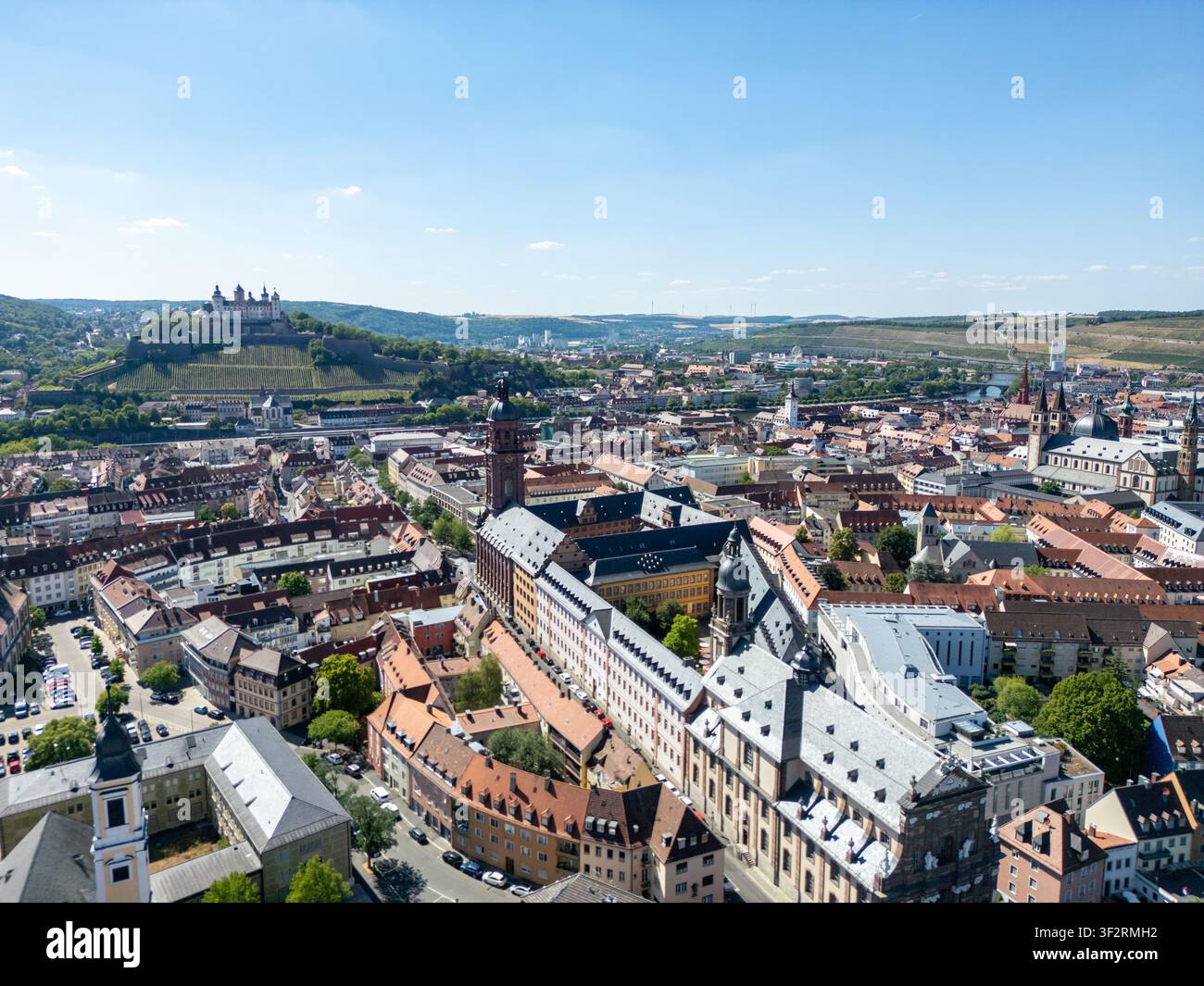 Vue aérienne de Wurtzbourg avec le château en Basse-Franconie, Bavière, Allemagne 4k Banque D'Images