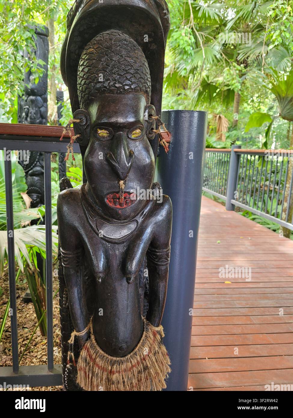 Statue en bois d'une femme indigène papou exposée au Parc Naturel, Port Moresby, Papouasie-Nouvelle-Guinée, PNG Banque D'Images