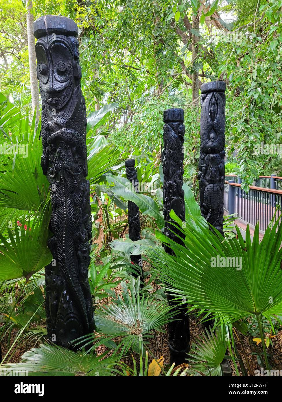 Totems sculptés papous exposés au Parc Naturel, Port Moresby, Papouasie-Nouvelle-Guinée, PNG Banque D'Images
