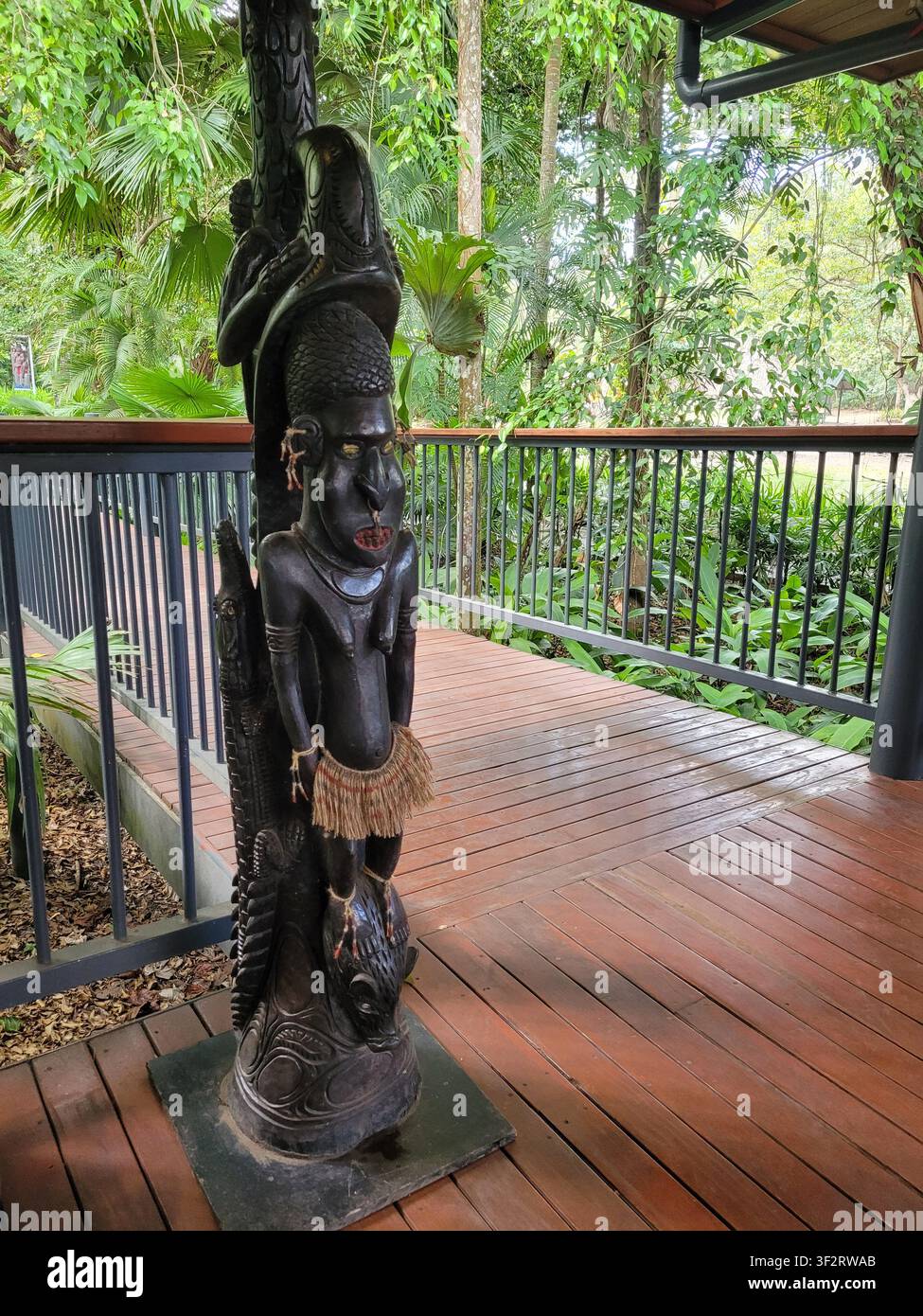 Statue en bois d'une femme indigène papou exposée au Parc Naturel, Port Moresby, Papouasie-Nouvelle-Guinée, PNG Banque D'Images
