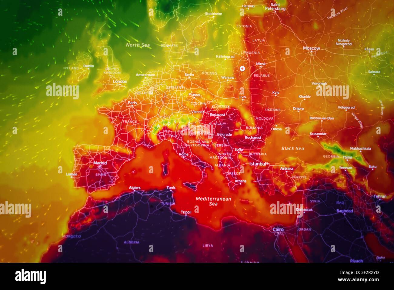 Carte météorologique européenne affichant une vague de chaleur extrême et des températures en hausse. Des couleurs rouges et violettes intenses illustrent le réchauffement climatique, le changement climatique et Banque D'Images