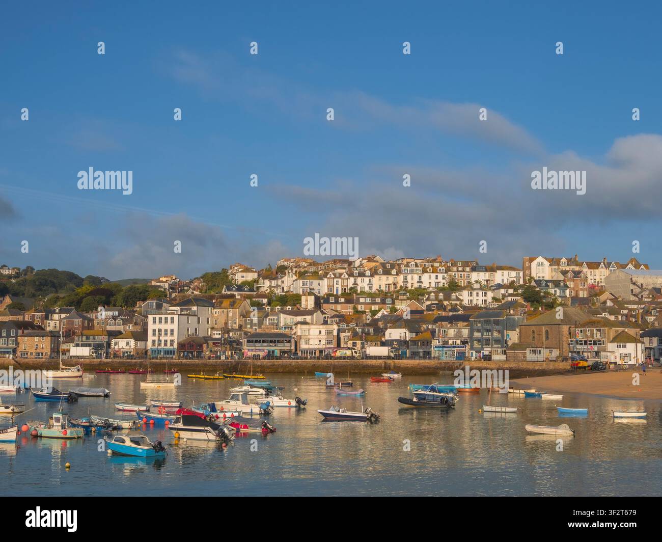 Bateaux dans le port de St Ives à l'aube, Cornouailles, Angleterre, Royaume-Uni, GB. Banque D'Images