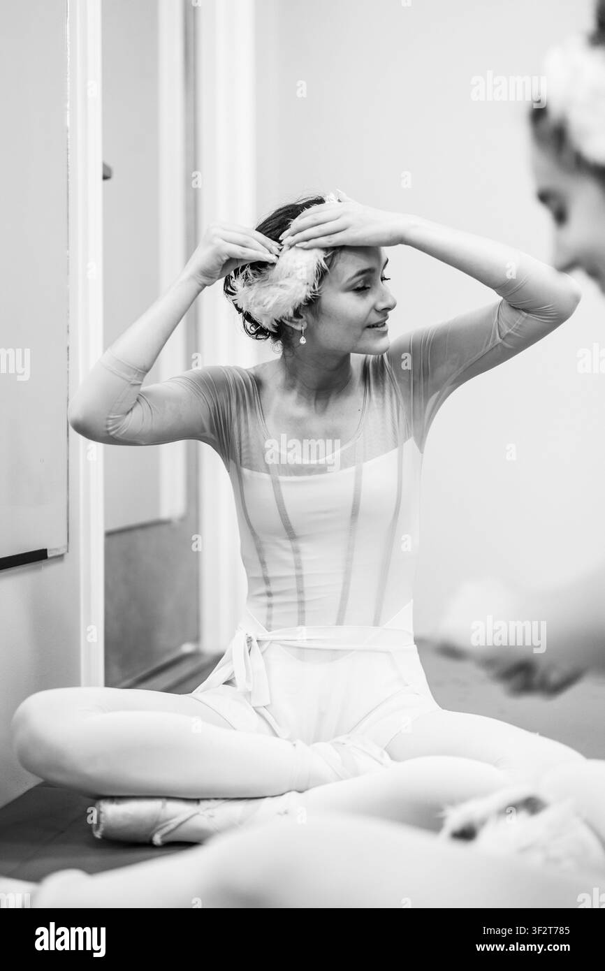 Ballerine préparant son costume dans les coulisses dans la loge Banque D'Images