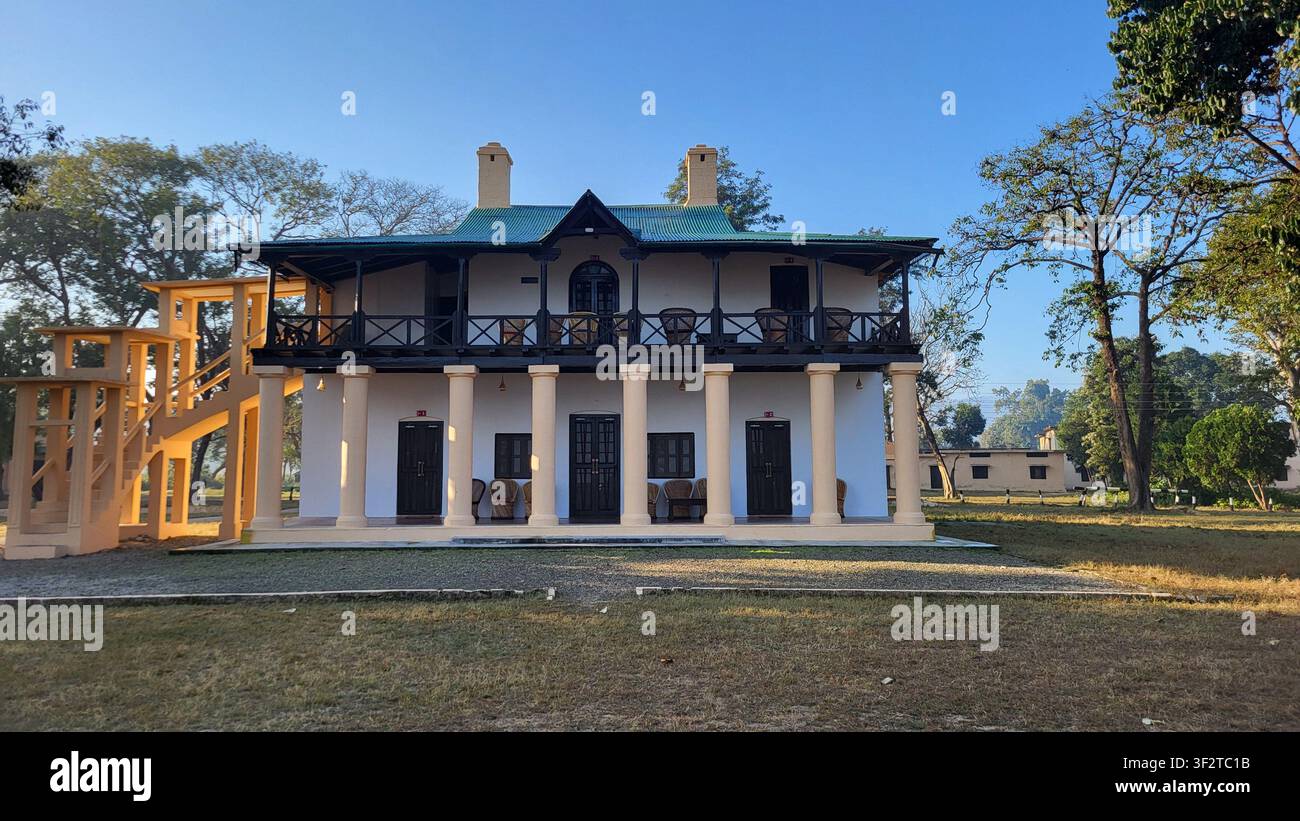 La maison de repos de la forêt de Dhikala, un pavillon de l’ère britannique du XIXe siècle situé dans la zone centrale du parc national de Jim Corbett, Uttarakhand, Inde - Image de stock capturée avec un smartphone