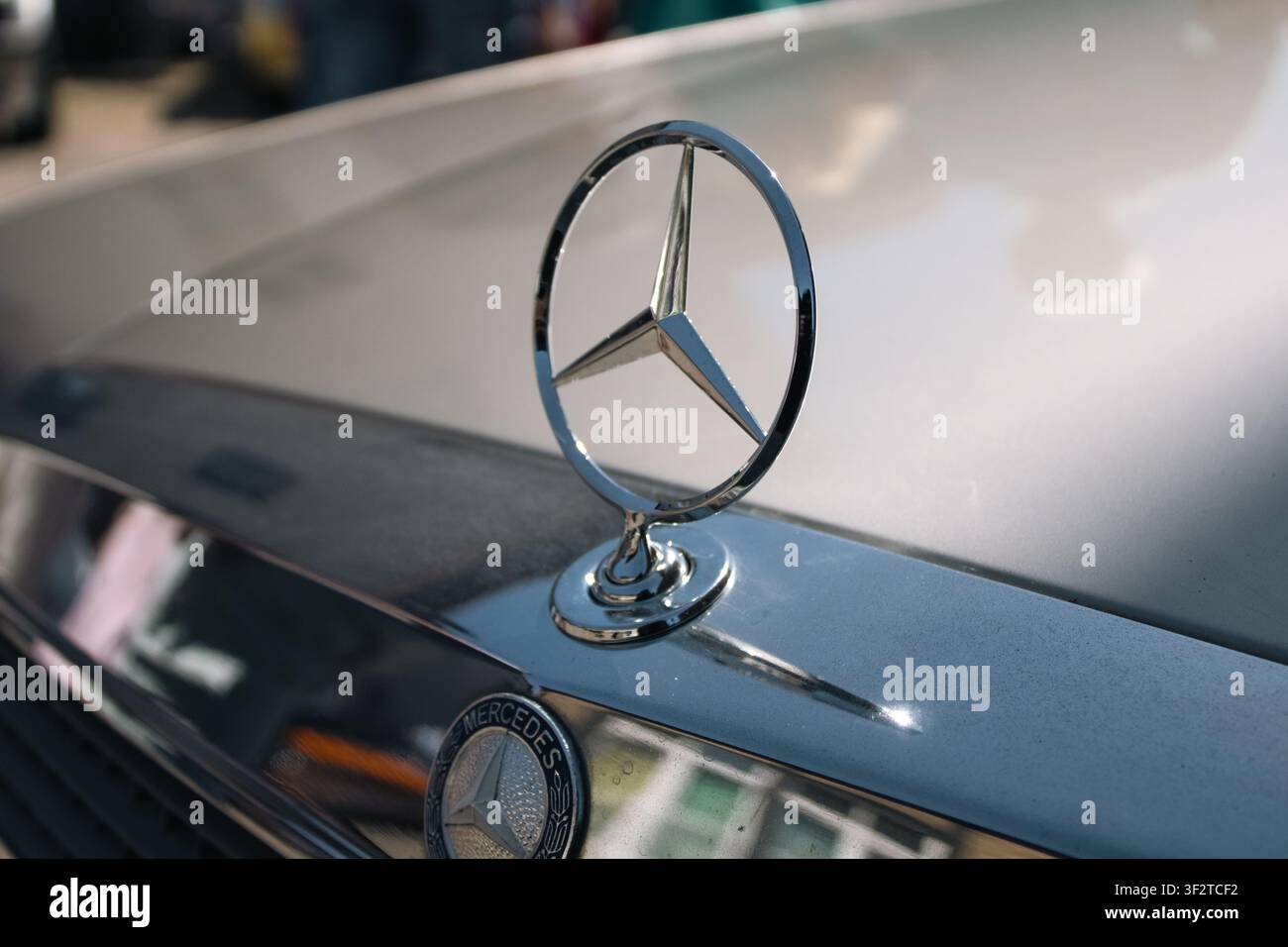 Berlin, Allemagne – 3 mai 2026. Gros plan de l’ornement chromé de la calandre avec l’étoile à trois branches de Mercedes-Benz et de l’emblème du pare-brise sur une voiture de collection à Oldtimer Op Banque D'Images