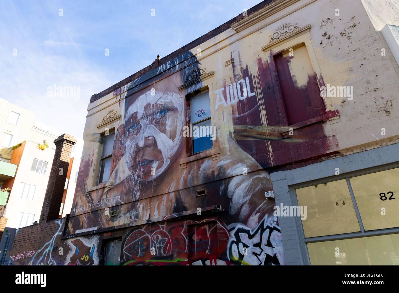 Peinture murale d'art de rue vibrante sur la façade d'un bâtiment à Fitzroy Melbourne Australie Exposition de culture urbaine artistique Banque D'Images