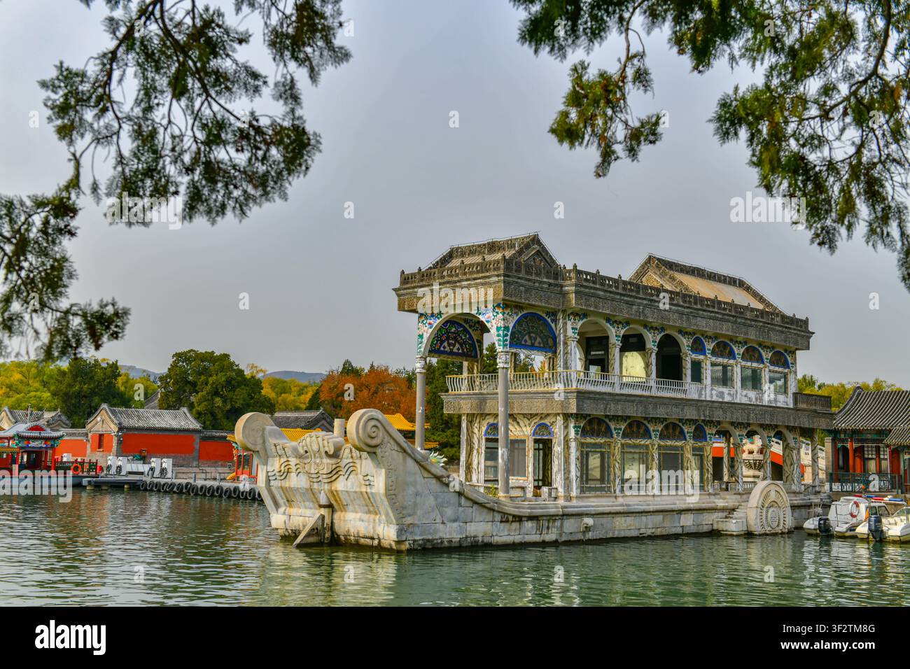 Le bateau de marbre historique, également connu sous le nom de Shifang, flottant sur le lac Kunming du palais d'été à Pékin, en Chine Banque D'Images