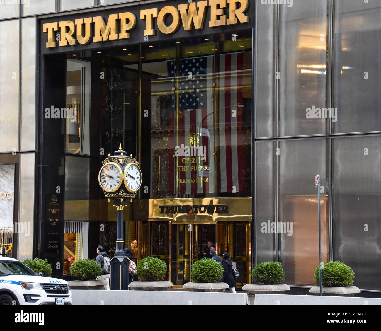 Entrée du Trump Tower sur la Fifth Avenue à Midtown Manhattan, New York City, États-Unis, avec la façade dorée emblématique, la présentation du drapeau américain et la rue Banque D'Images