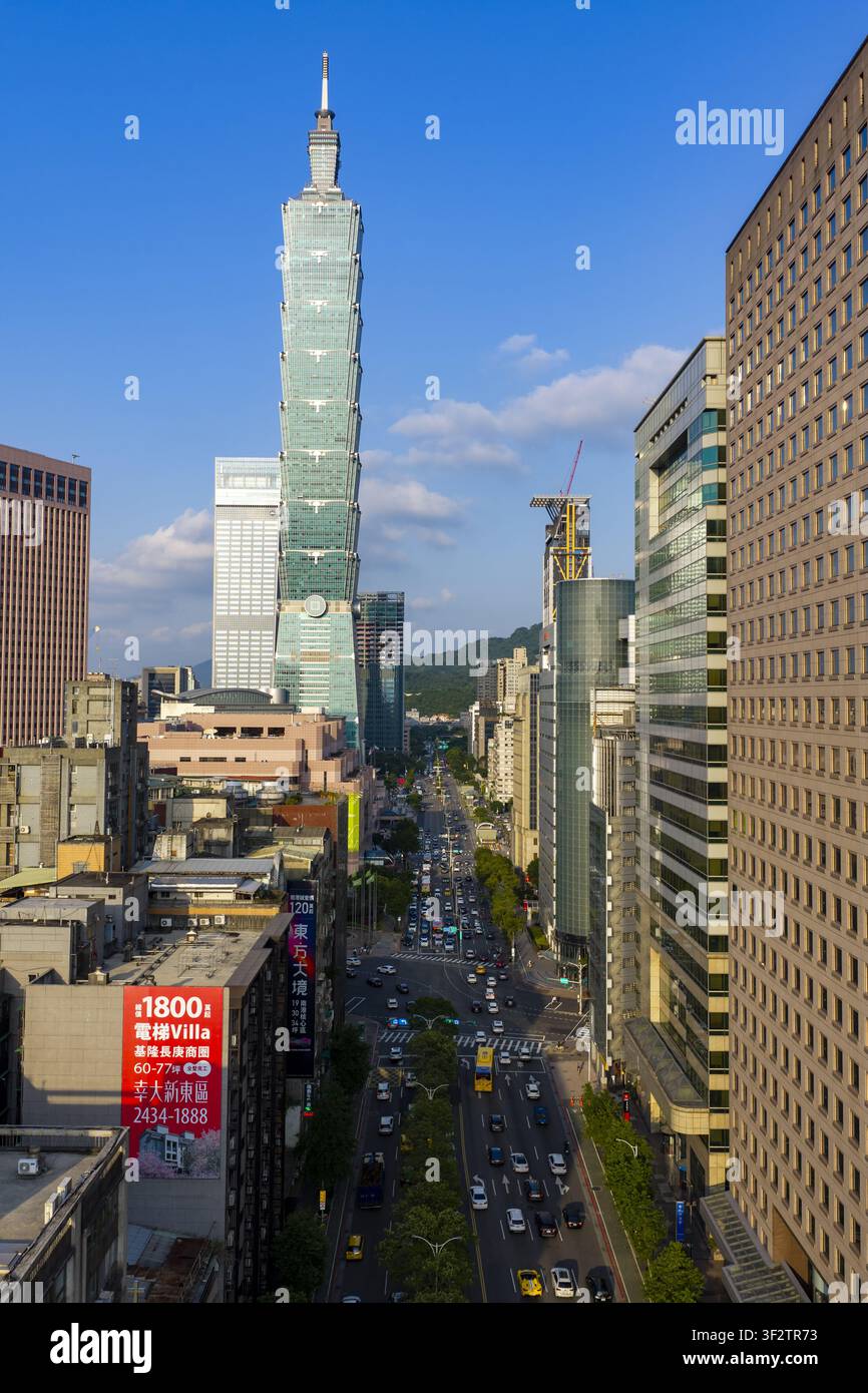 Vue aérienne du gratte-ciel Taipei 101 s'élevant au-dessus du paysage urbain dense de Taipei avec un trafic animé sur les rues de la ville et une architecture moderne un Banque D'Images