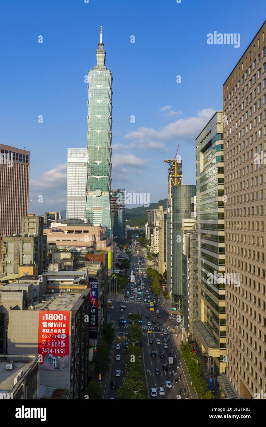Vue aérienne de l'emblématique gratte-ciel Taipei 101 dominant lhorizon urbain dense et les rues animées de Taipei, à Taïwan Banque D'Images