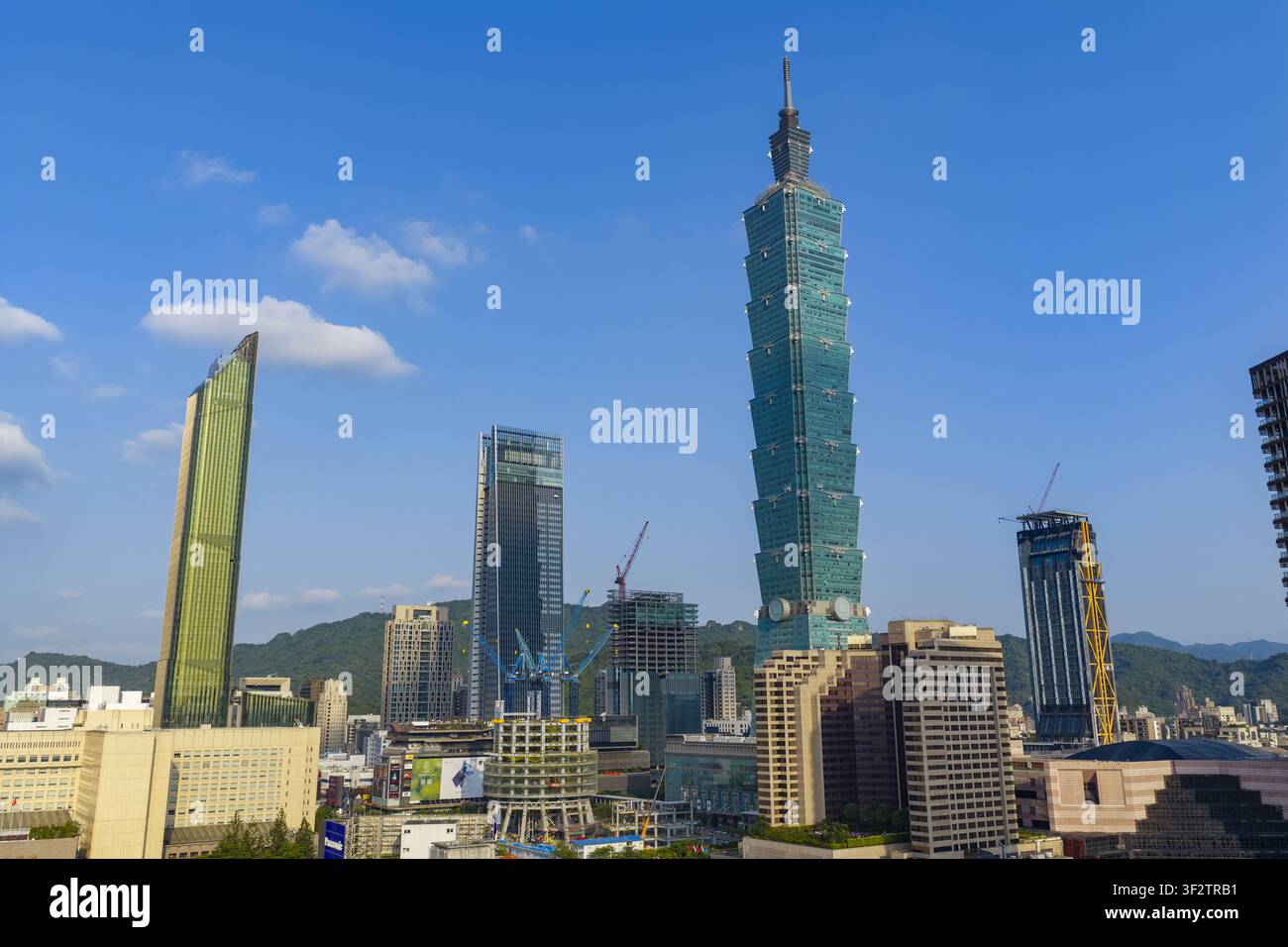 Vue aérienne du gratte-ciel Taipei 101 dominant l'horizon urbain moderne de Taipei, à Taïwan. Banque D'Images