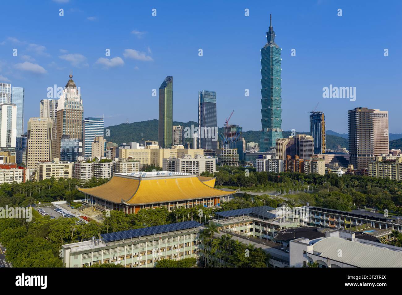 Vue aérienne du gratte-ciel Taipei 101 dominant le paysage urbain moderne avec une végétation luxuriante et une architecture traditionnelle à Taipei, Taïwan Banque D'Images