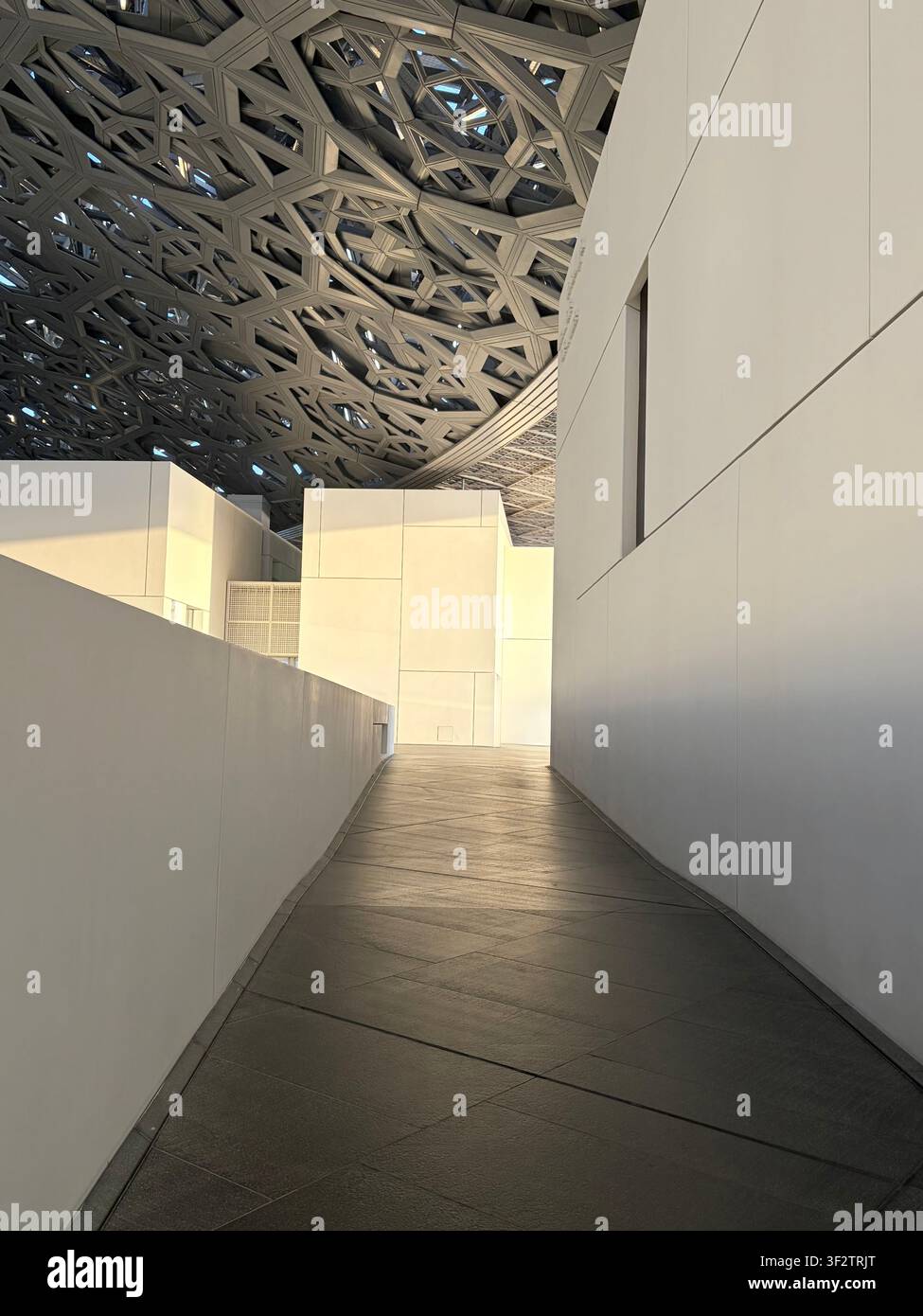 Corridor intérieur sous le dôme géométrique emblématique du Louvre Abu Dhabi, île de Saadiyat, Abu Dhabi, Émirats arabes unis - Image de stock capturée avec un smartphone