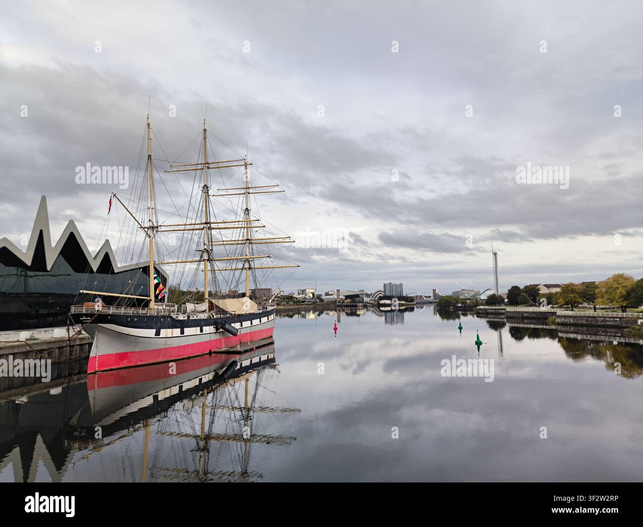 Le musée Riverside emblématique de Glasgow avec le navire historique Tall Ship Glenlee par une journée nuageuse - Image de stock capturée avec un smartphone