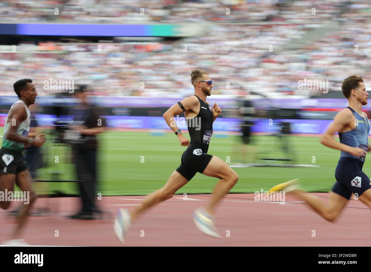 Josh Kerr court, avec flou de mouvement, lors du record du monde du mile Emsley Carr à la réunion d'athlétisme Novuna London Diamond League en 2026 Banque D'Images
