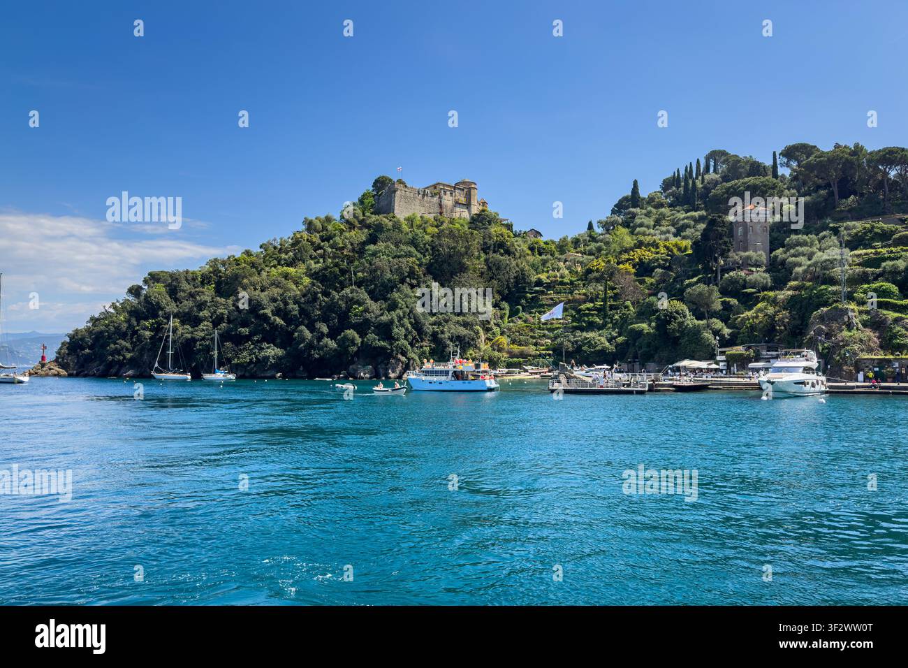 Château Brown ou Castello Brown dressé au sommet d'une colline verte surplombant la baie de Portofino, Ligurie, Italie Banque D'Images