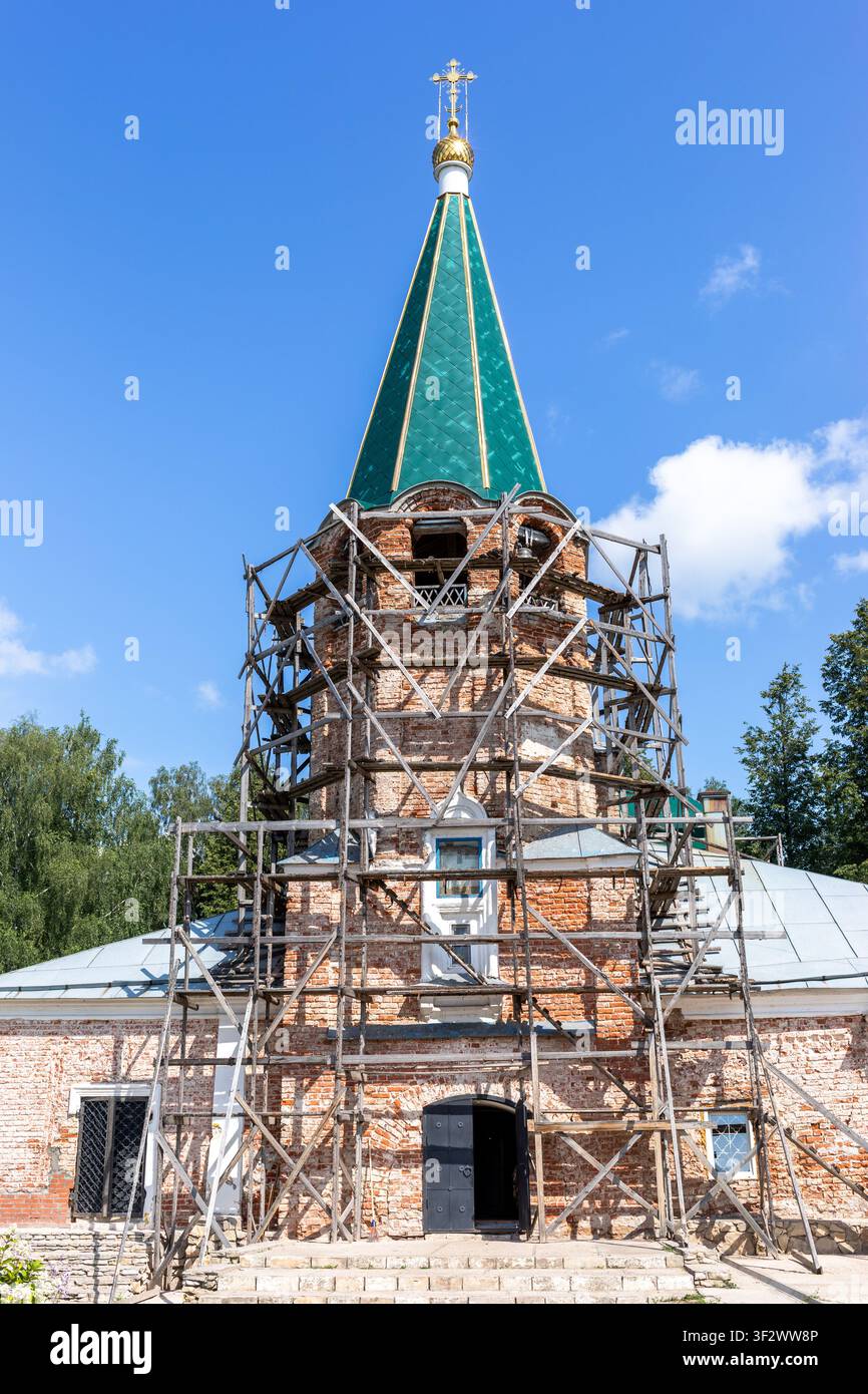 Sovetsk, Russie - 23 juillet 2025 : Église de l’Intercession en rénovation avec échafaudage en gros plan Banque D'Images
