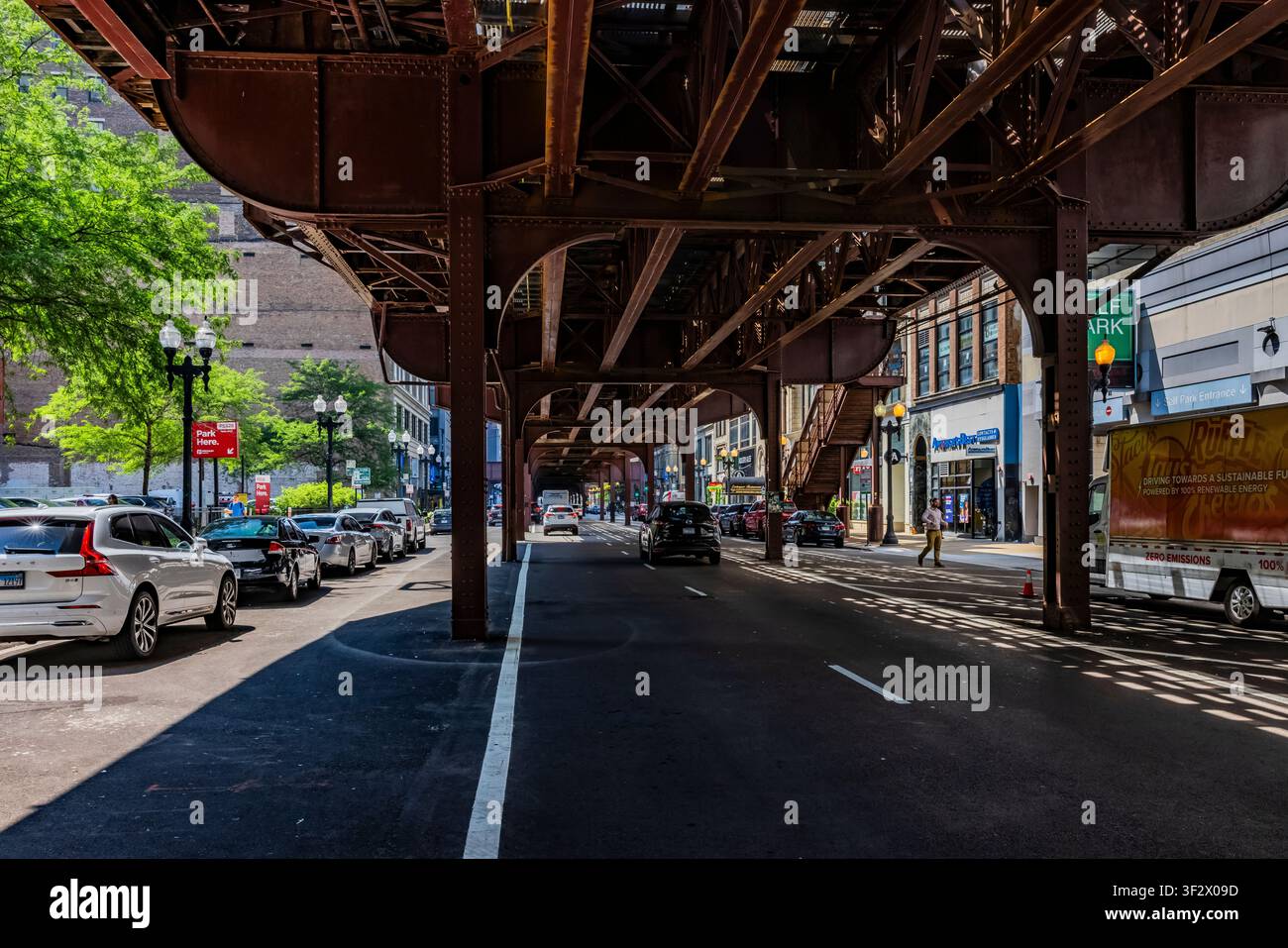 Les trains L circulent sur des voies surélevées à Chicago, Illinois, États-Unis [Pas de libération ; licence éditoriale uniquement] Banque D'Images