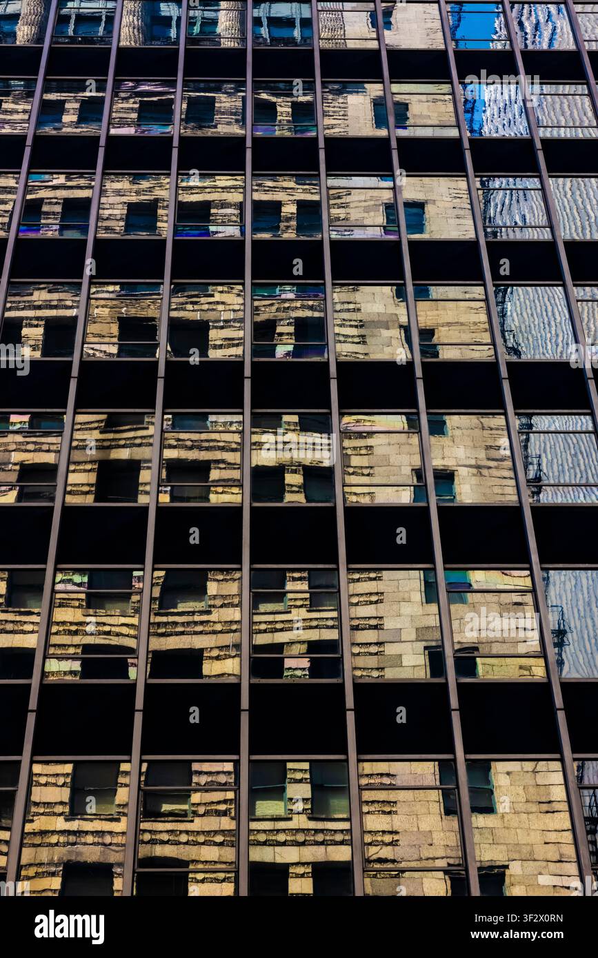 Réflexions de fenêtres sur les gratte-ciel du centre-ville de Chicago, Illinois, États-Unis [Pas de libération ; licence éditoriale uniquement] Banque D'Images
