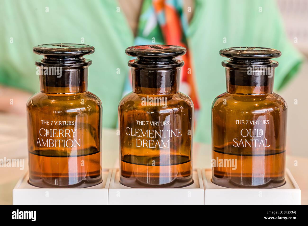 Trois essences de parfum de la gamme The 7 Virtues – « Cherry Ambition », « Clementine Dream » et « Oud Santal » – au Perfume Atelier à Halifax, Canada. En utilisant ces essences, les clients peuvent créer leur propre parfum dans la boutique de Lower Water Street. Halifax, Nouvelle-Écosse, Canada Banque D'Images
