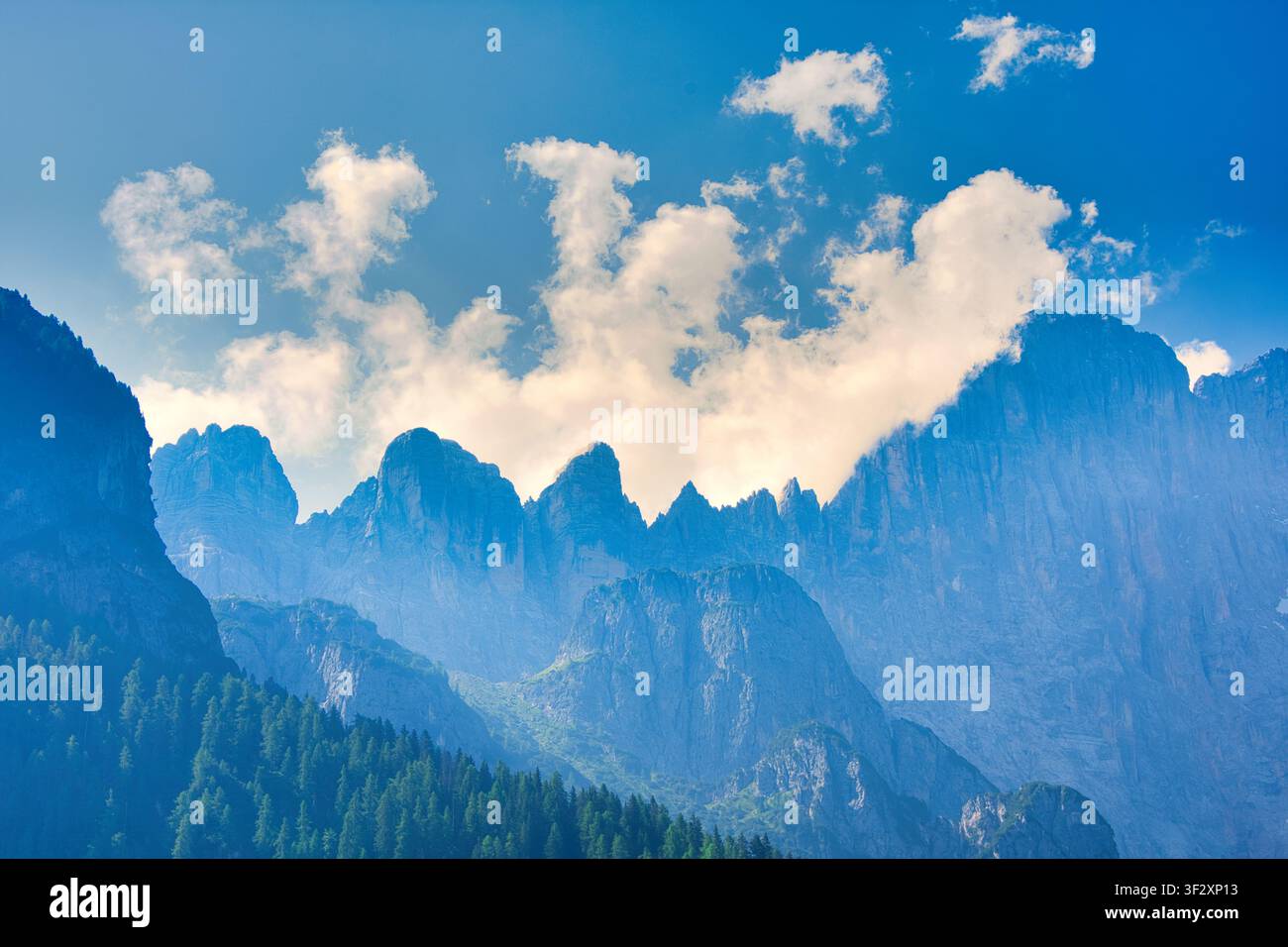 Paysage majestueux des Dolomites baigné de lumière naturelle, mettant en valeur la beauté intempore des Alpes italiennes Banque D'Images