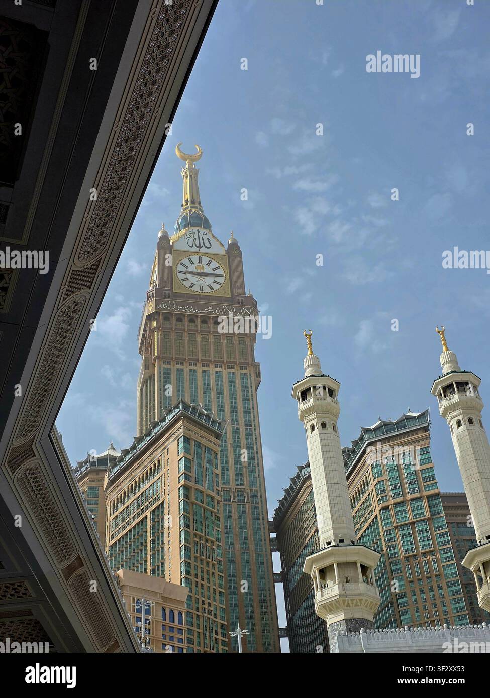 Vue en contre-plongé de la Tour de l'Horloge de La Mecque et des Minarets de Masjid Al-Haram Un plan dramatique en contre-plongé encadrant l'horloge emblématique de La Mecque Banque D'Images