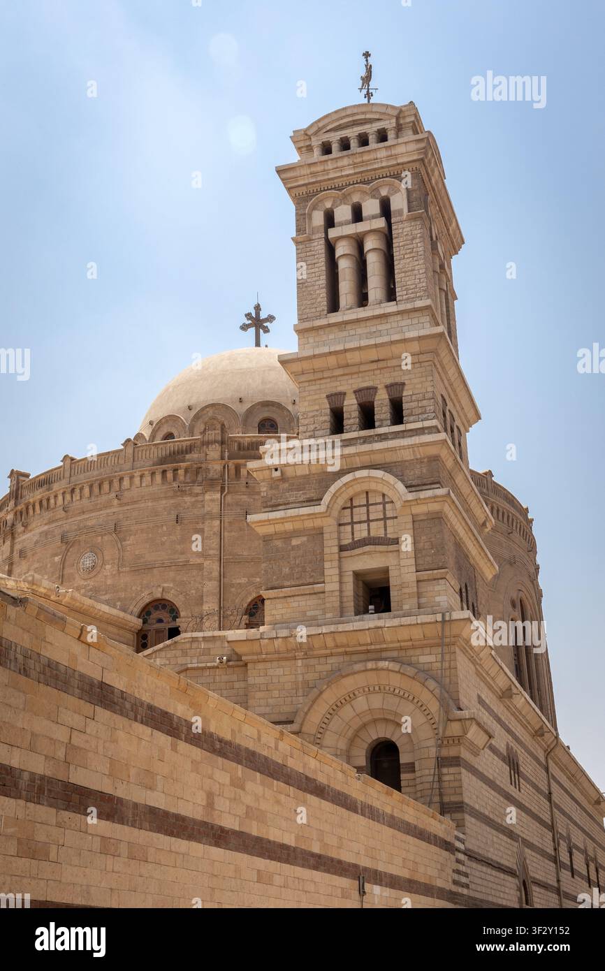 Église Saint-Georges au Caire, Égypte, église grecque orthodoxe située dans la forteresse de Babylone au Caire copte, vue de la façade du bâtiment avec clocher. Banque D'Images