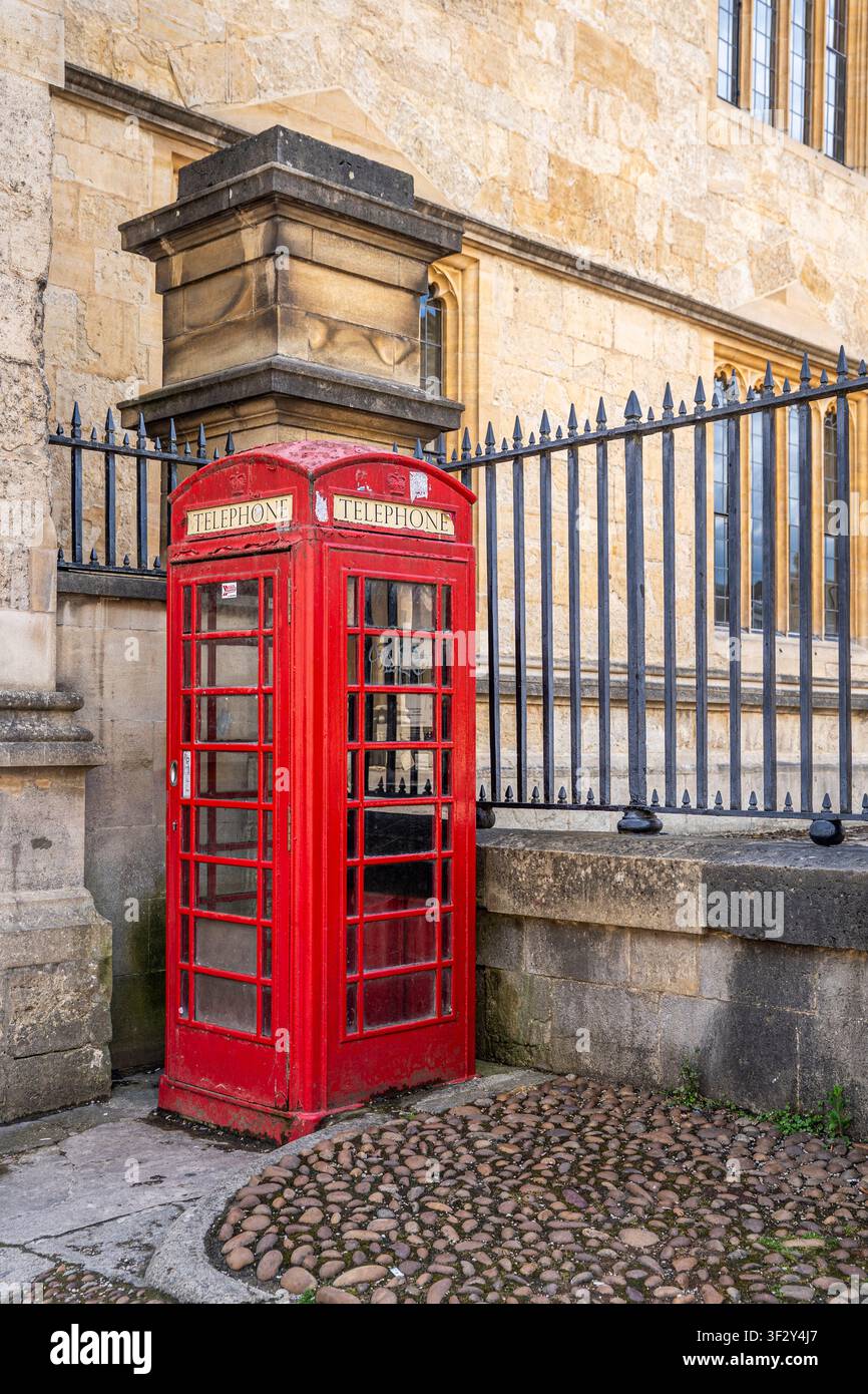 Cabine téléphonique rouge traditionnelle K6 (1935, conçue par Giles Gilbert Scott) près de la Bodleian Library, centre historique d'Oxford, Oxford, Angleterre, Royaume-Uni Banque D'Images