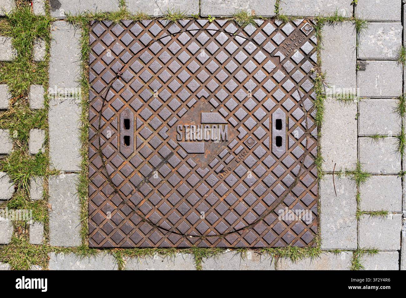 Couverture d'égout en fonte Strucom Banque D'Images