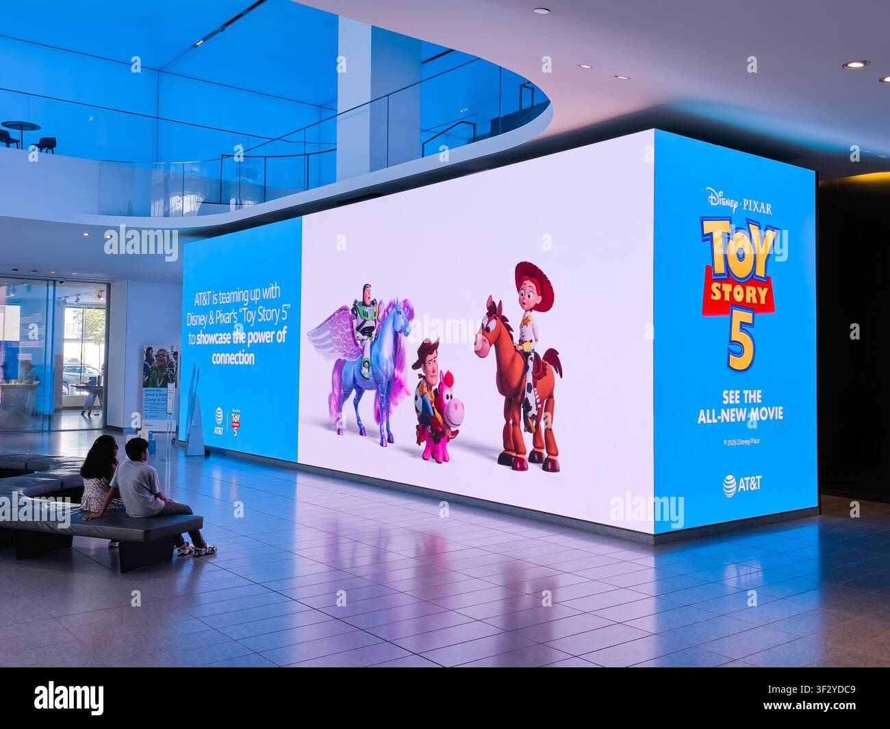 DALLAS, TX, USA - 11 JUIN 2026 : Un grand écran numérique dans un hall moderne présente un affichage promotionnel pour Toy Story 5 de Disney Pixar avec des personnages Banque D'Images